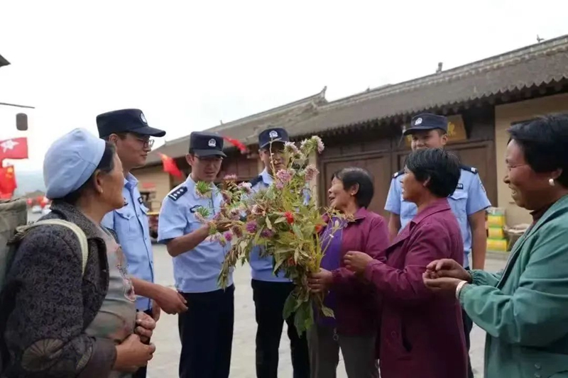 揣为民初心、绘平安“枫”景！长征“加油站”的这个派出所，将红色基因与公安使命深度融合 